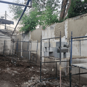 Foram realizados reparos extensivos nos muros, que foram praticamente reconstruídos. O solo foi nivelado e foi instalada uma nova rede de esgoto, que antes era inexistente.