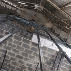 Para criar o espaço do almoxarifado, foi construída do zero uma laje reforçada com estrutura metálica e concreto. Uma escada com corrimão também foi instalada para acesso.