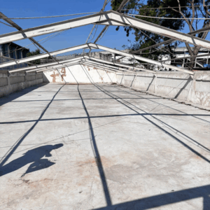 estrutura principal da área superior está concluída, com laje e escada de acesso. O espaço está preparado para sua função, aguardando a próxima etapa de instalação da cobertura para garantir proteção total.