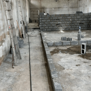 A equipe construiu do zero um corredor que conecta todas as salas e instalou seis salas em alvenaria de blocos. O piso e contrapiso foram reconstruídos e nivelados, e um reforço metálico foi implantado em toda a estrutura.