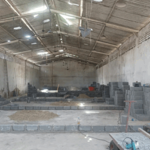 Para garantir um ambiente seguro e durável, as salas foram construídas do zero em alvenaria de blocos, uma solução mais resistente que o DryWall. As instalações elétricas e hidráulicas foram preparadas, e as janelas foram abertas para ventilação e iluminação.