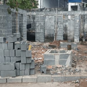 A equipe teve que construir toda a infraestrutura sanitária do zero, incluindo a drenagem de solo, rede de esgoto e paredes garantindo segurança e estabilidade.