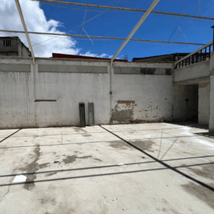 O galpão agora tem uma configuração interna totalmente reestruturada, com salas e um corredor central. O novo layout oferece melhor aproveitamento da área, maior segurança estrutural e condições adequadas para o desenvolvimento das atividades.