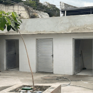 A área foi completamente revitalizada, com seis banheiros novos e modernos. O piso recebeu contrapiso e concreto polido, eliminando abrigos para roedores. O espaço se tornou seguro, funcional e adequado para o projeto.