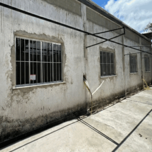 A área foi totalmente revitalizada, com muros reparados e reforçados. O piso recebeu contrapiso e concreto polido, eliminando abrigos para insetos e roedores. O ambiente está agora limpo, organizado e pronto para a realização de atividades.