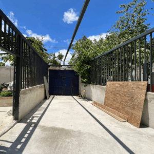 A entrada foi completamente transformada, com acesso organizado e funcional. O muro e as grades garantem segurança e controle de acesso. O espaço está limpo e estruturado.